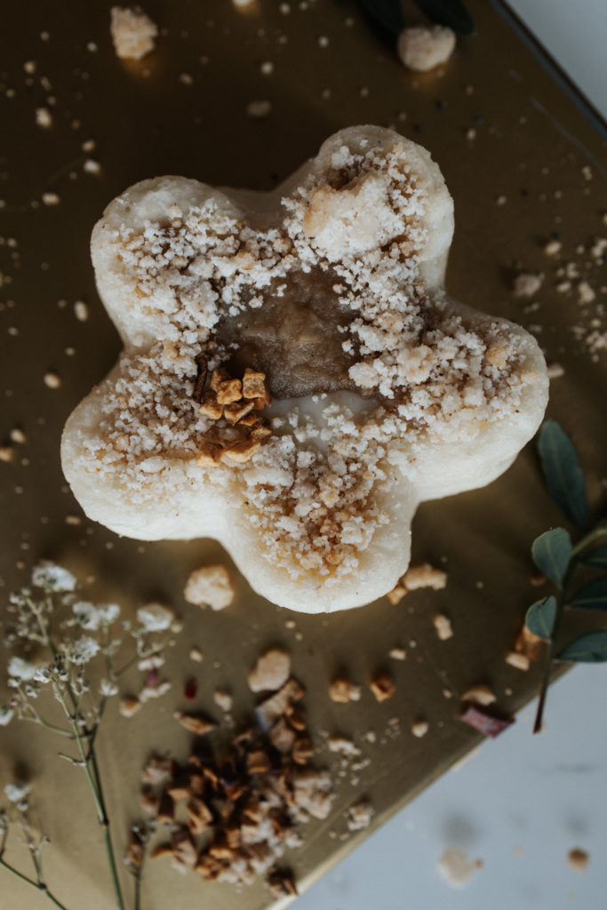 VEGANSK GJÆRKAKE MED EPLER OG PUDDING